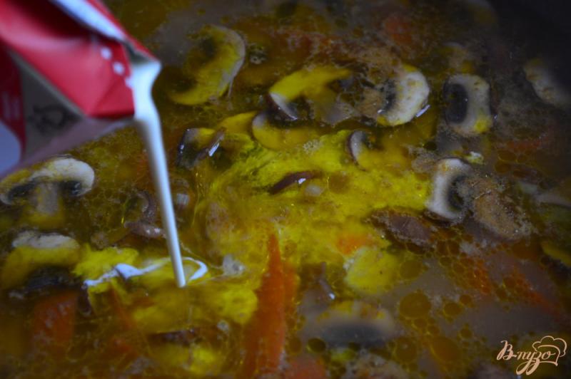 Фото приготовление рецепта: Сливочный суп с шампиньонами шаг №7