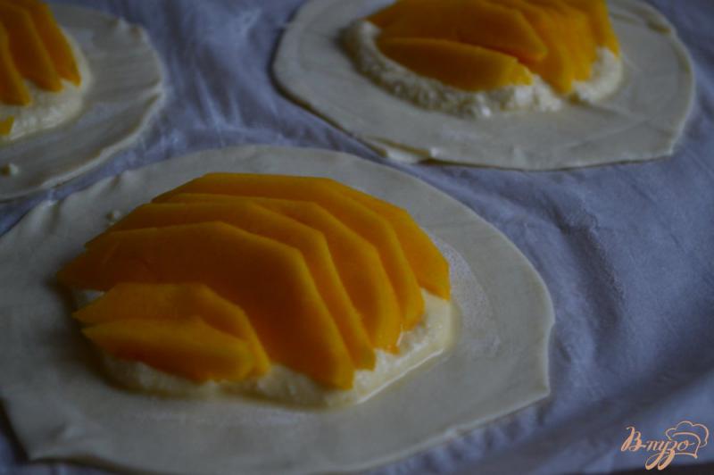 Фото приготовление рецепта: Слойки с манго шаг №3