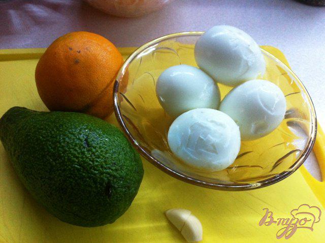 Фото приготовление рецепта: Яйца фаршированные дипом из авокадо шаг №1