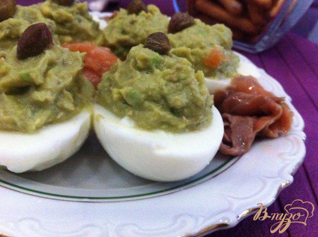 Фото приготовление рецепта: Яйца фаршированные дипом из авокадо шаг №6