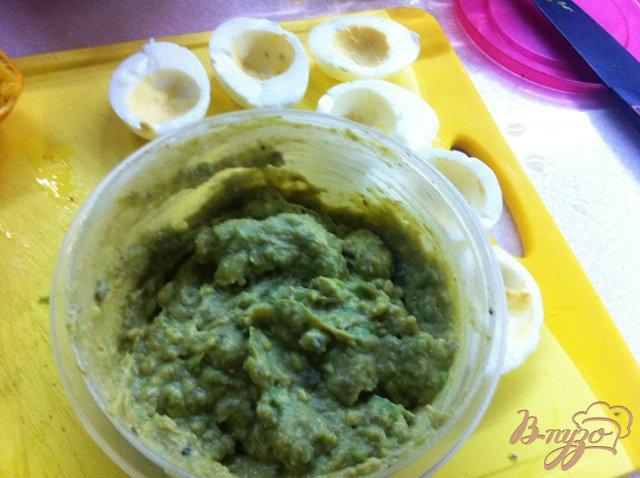 Фото приготовление рецепта: Яйца фаршированные дипом из авокадо шаг №5