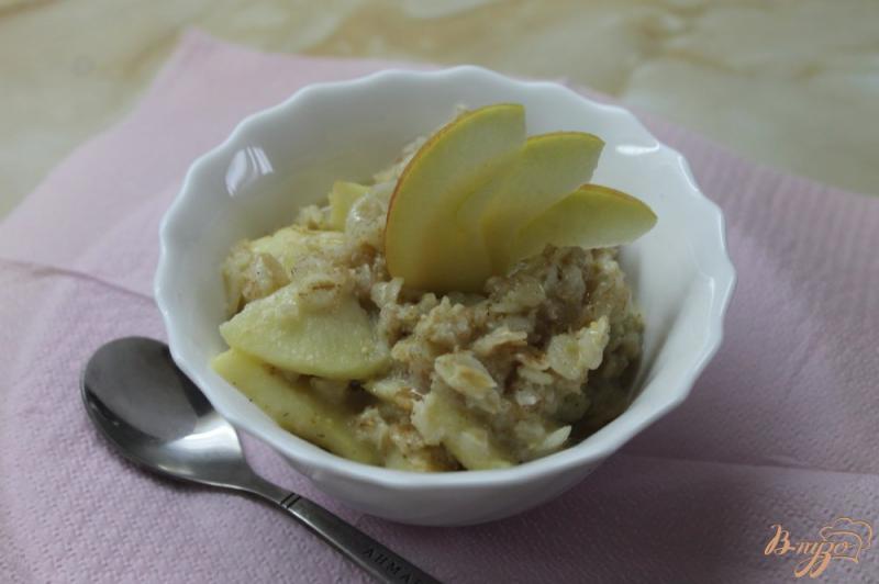 Фото приготовление рецепта: Овсянка с  яблоками и медом и сливками шаг №4