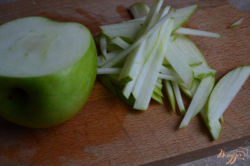 Фото приготовление рецепта: Салат с проростками  маша и яблоком шаг №2