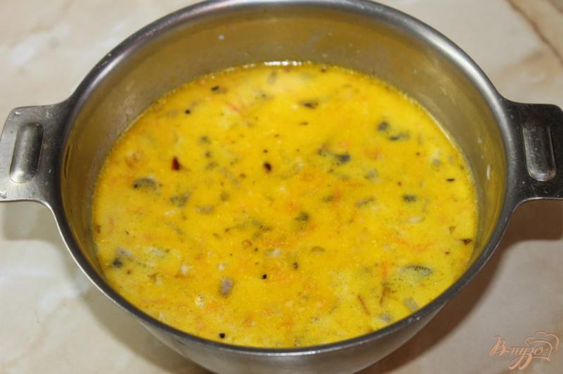 Фото приготовление рецепта: Крем-суп из грибов с ржаными чесночными гренками шаг №6