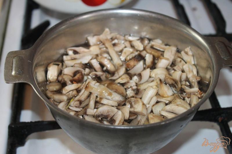 Фото приготовление рецепта: Крем-суп из грибов с ржаными чесночными гренками шаг №3