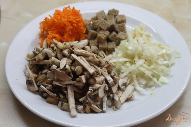 Фото приготовление рецепта: Крем-суп из грибов с ржаными чесночными гренками шаг №2