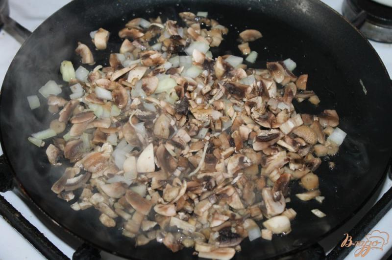 Фото приготовление рецепта: Блинчики с грибами под сырным соусом шаг №4