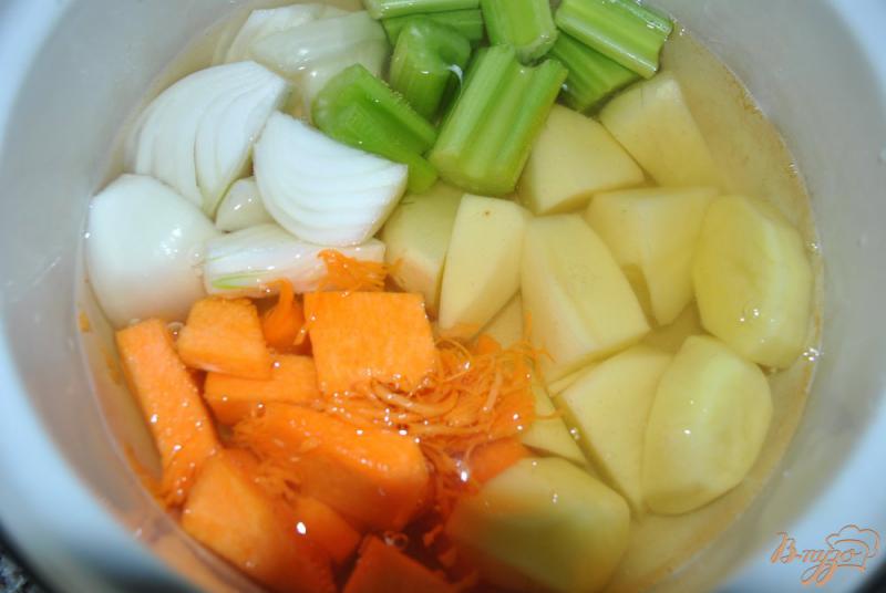 Фото приготовление рецепта: Суп-крем с брюссельской капустой и артишоками шаг №2