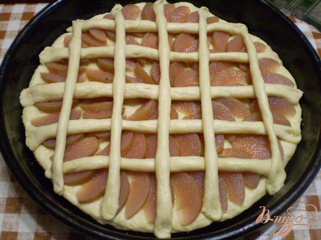 Фото приготовление рецепта: Пирог дрожжевой с яблоками шаг №8