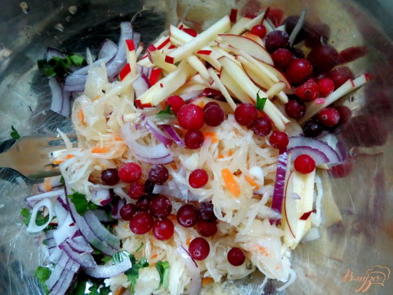 Фото приготовление рецепта: Витаминный зимний салат шаг №5