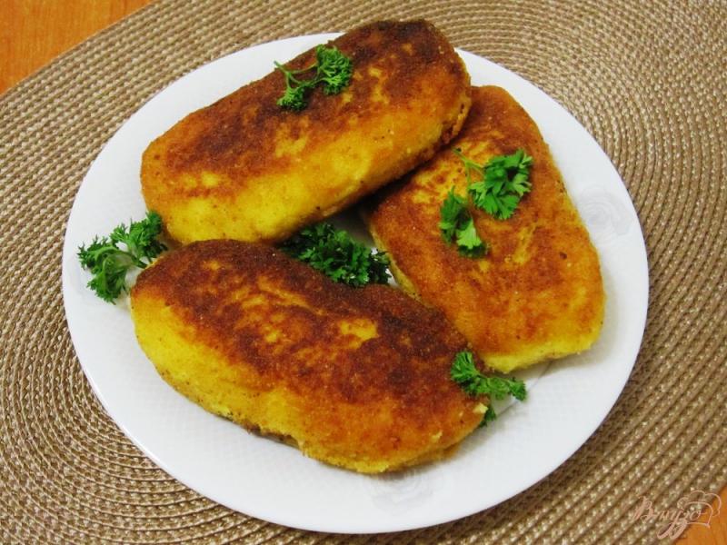 Фото приготовление рецепта: Картофельные пирожки с сардельками шаг №10