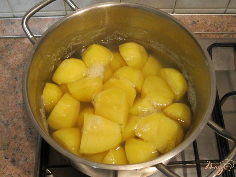 Фото приготовление рецепта: Картофельные пирожки с сардельками шаг №2