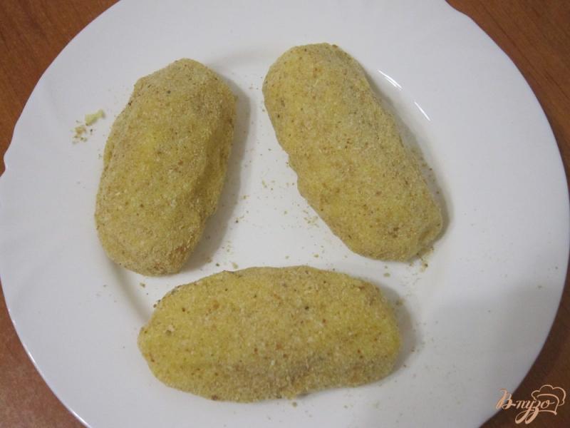 Фото приготовление рецепта: Картофельные пирожки с сардельками шаг №8