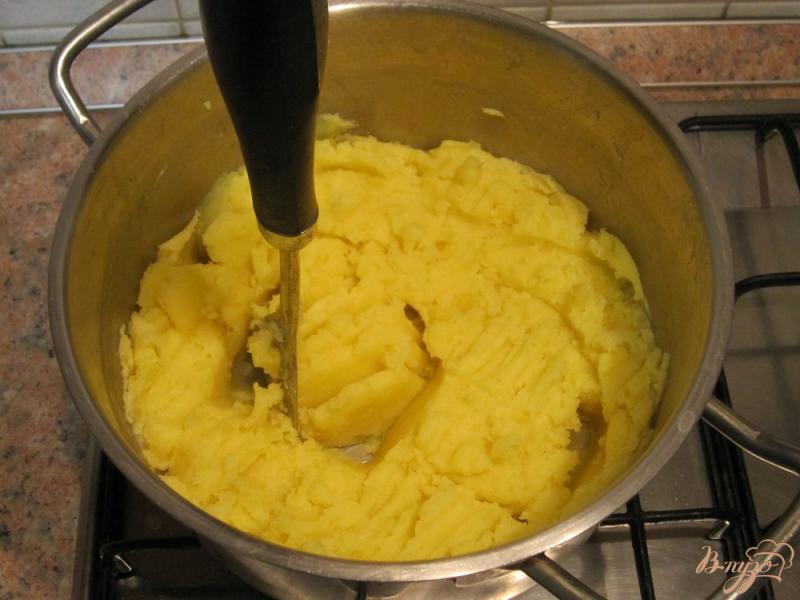 Фото приготовление рецепта: Картофельные пирожки с сардельками шаг №3