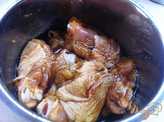 Фото приготовление рецепта: Куриные бедрышки запеченые с картофелем, белыми грибами и брокколи шаг №2