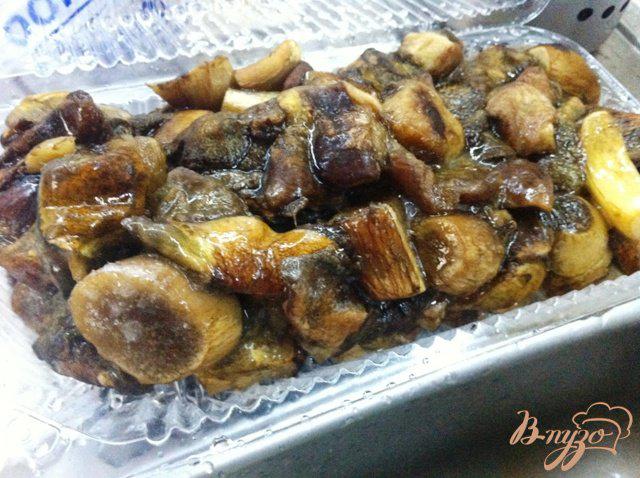 Фото приготовление рецепта: Куриные бедрышки запеченые с картофелем, белыми грибами и брокколи шаг №5