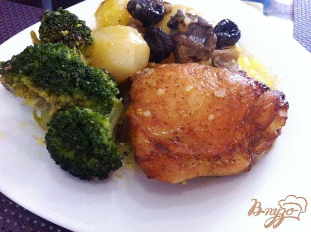 Фото приготовление рецепта: Куриные бедрышки запеченые с картофелем, белыми грибами и брокколи шаг №11