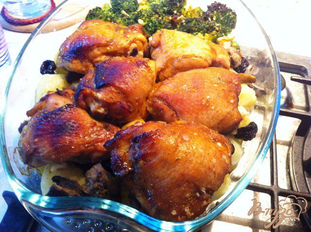 Фото приготовление рецепта: Куриные бедрышки запеченые с картофелем, белыми грибами и брокколи шаг №10