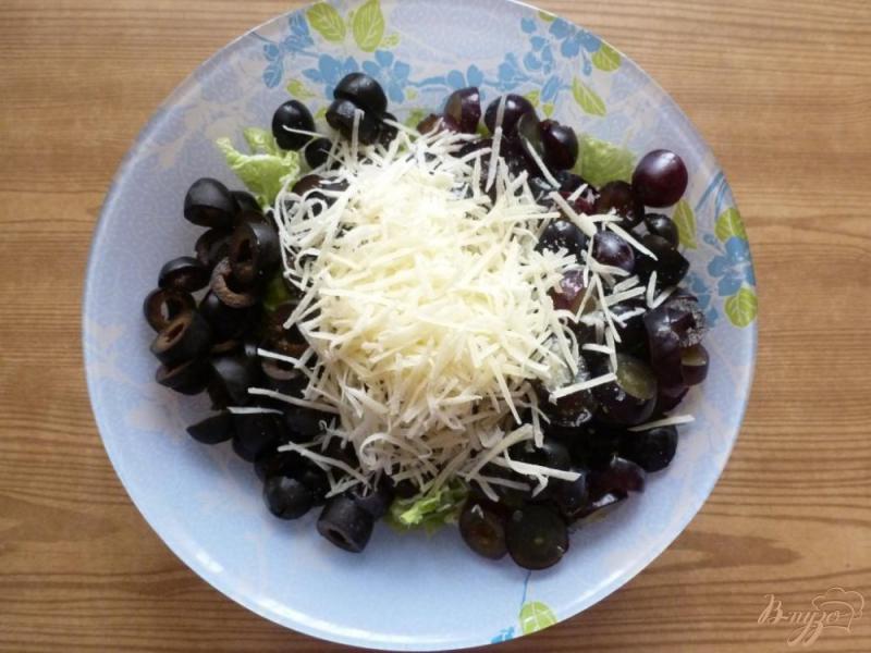 Фото приготовление рецепта: Салат с виноградом,сыром и чесноком шаг №3