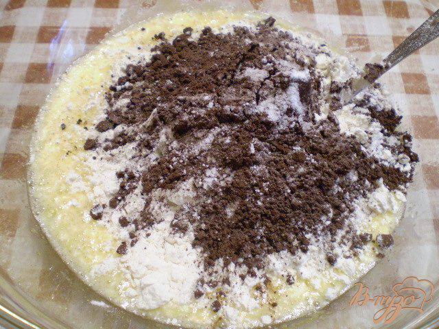 Фото приготовление рецепта: Пирог шоколадный с клубнично-шелковичным вареньем шаг №3