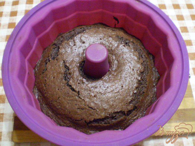 Фото приготовление рецепта: Пирог шоколадный с клубнично-шелковичным вареньем шаг №7