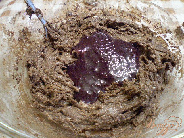 Фото приготовление рецепта: Пирог шоколадный с клубнично-шелковичным вареньем шаг №4
