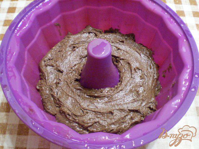 Фото приготовление рецепта: Пирог шоколадный с клубнично-шелковичным вареньем шаг №6