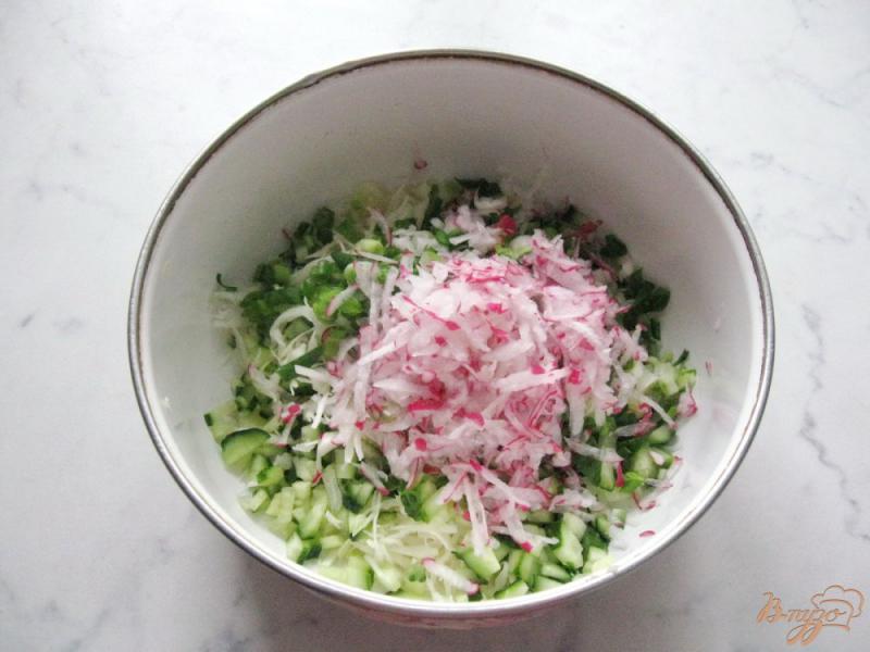 Фото приготовление рецепта: Салат  с огурцами и свежей капустой шаг №4