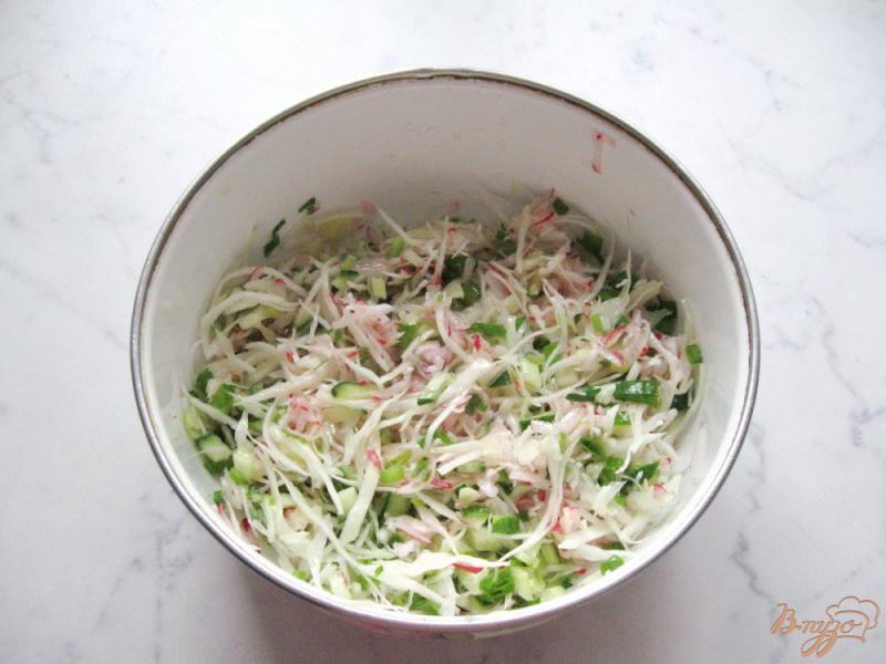 Фото приготовление рецепта: Салат  с огурцами и свежей капустой шаг №5