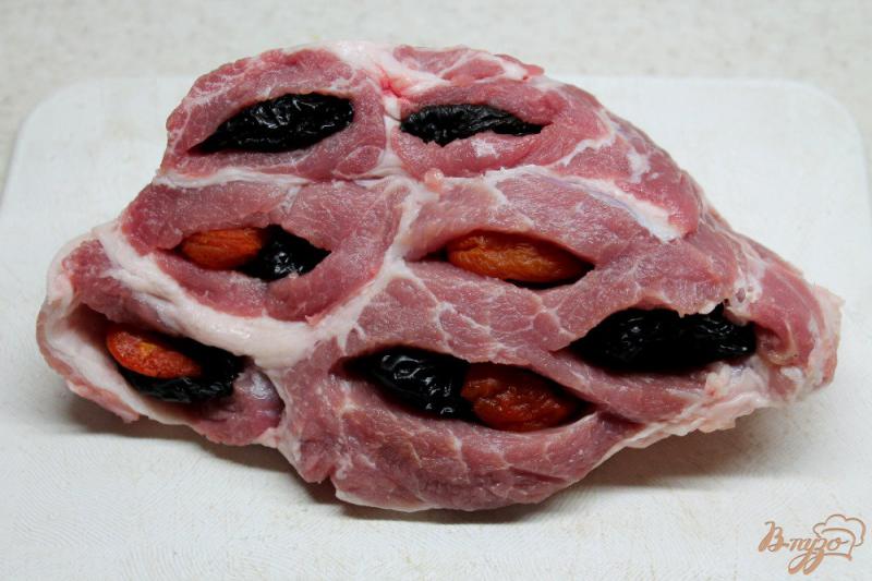 Фото приготовление рецепта: Свиной ошеек запеченный с курагой и черносливом шаг №2