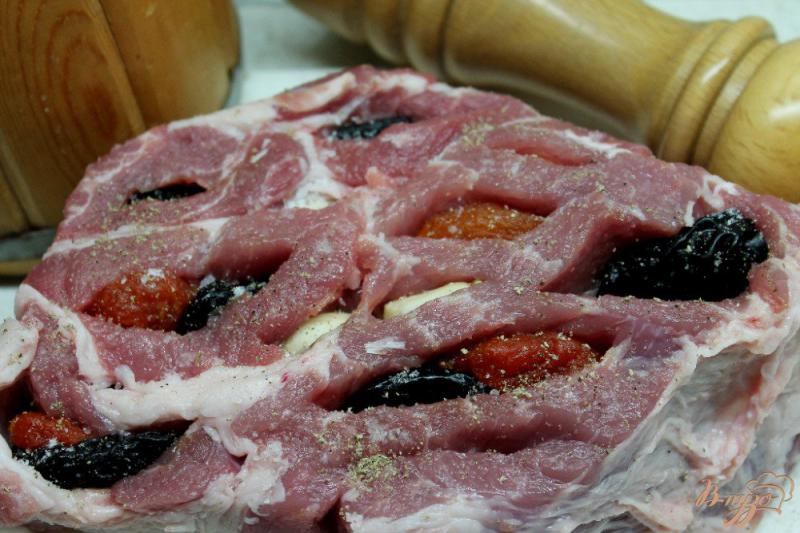 Фото приготовление рецепта: Свиной ошеек запеченный с курагой и черносливом шаг №4