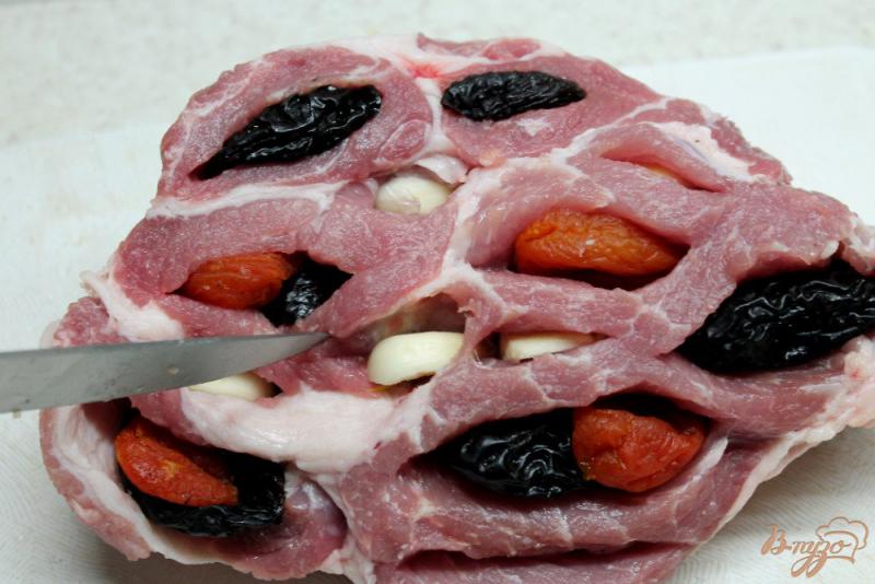 Фото приготовление рецепта: Свиной ошеек запеченный с курагой и черносливом шаг №3
