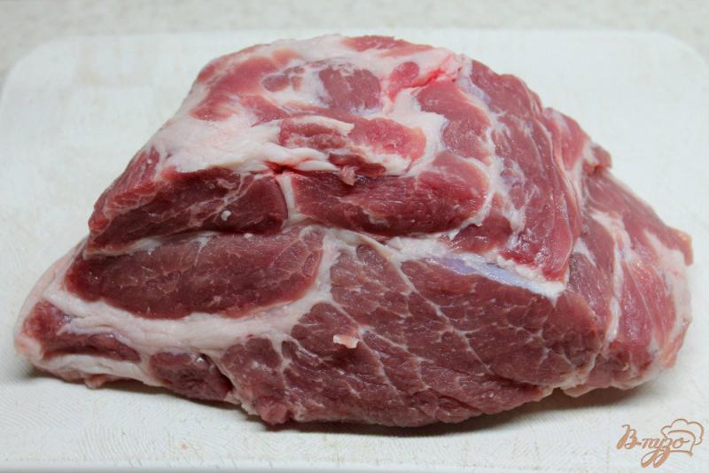 Фото приготовление рецепта: Свиной ошеек запеченный с курагой и черносливом шаг №1