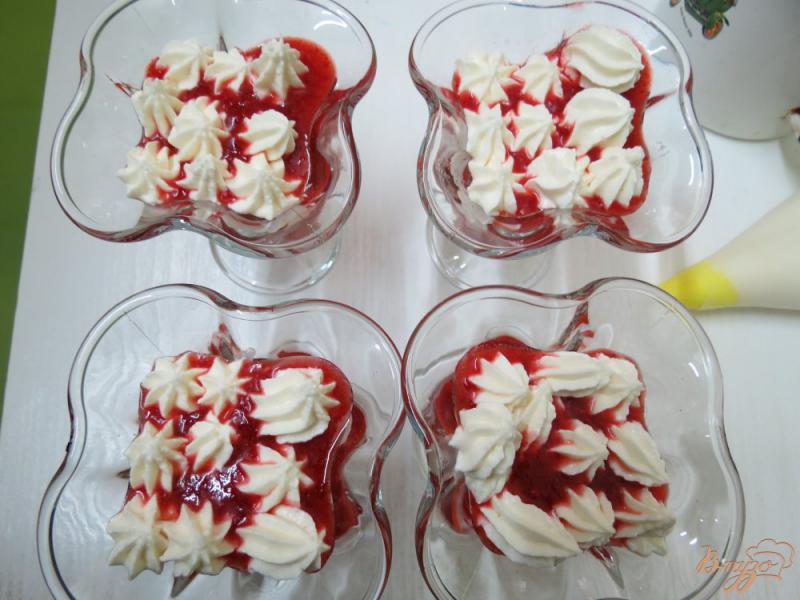 Фото приготовление рецепта: Десерт творожно-желейный шаг №7