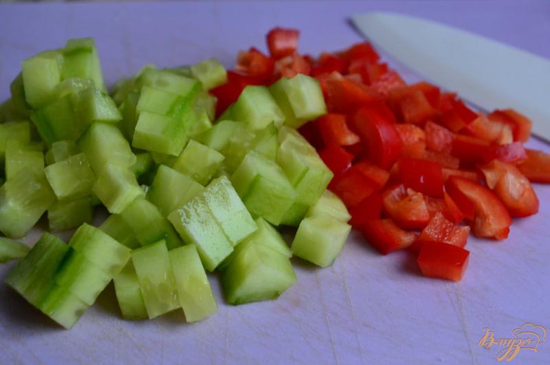 Фото приготовление рецепта: Овощной салат с рыбными консервами шаг №2