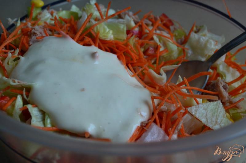 Фото приготовление рецепта: Овощной салат с рыбными консервами шаг №4