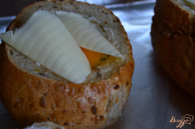 Фото приготовление рецепта: Булочка с сырной начинкой и яйцом шаг №5
