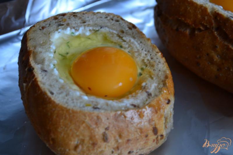 Фото приготовление рецепта: Булочка с сырной начинкой и яйцом шаг №4
