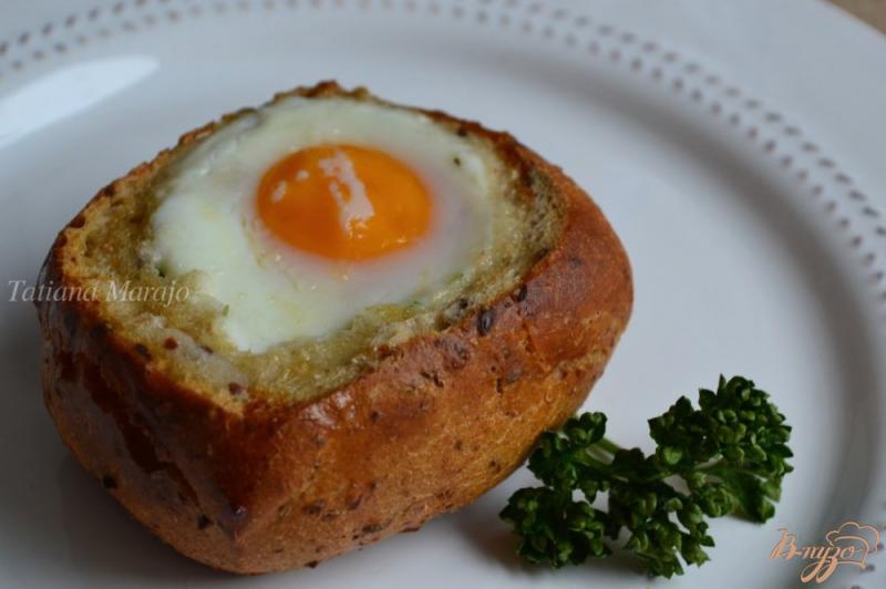 Фото приготовление рецепта: Булочка с сырной начинкой и яйцом шаг №6