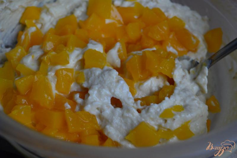 Фото приготовление рецепта: Сырники-оладьи  с кусочками персика шаг №6