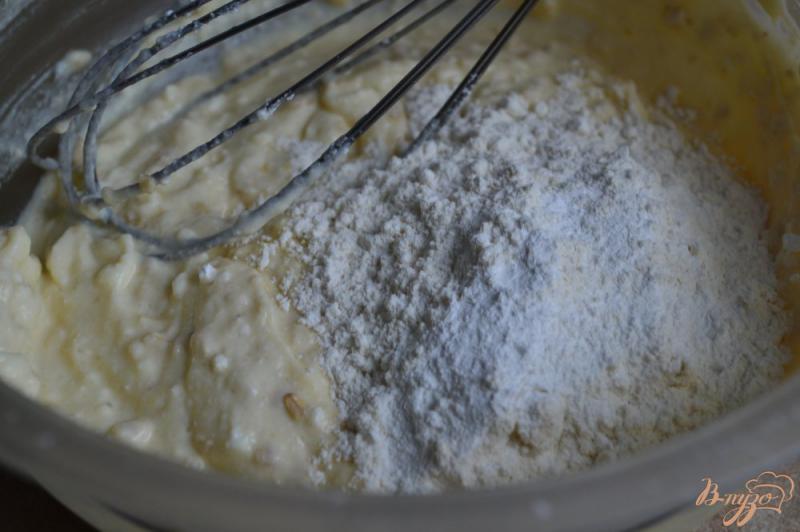 Фото приготовление рецепта: Сырники-оладьи  с кусочками персика шаг №3