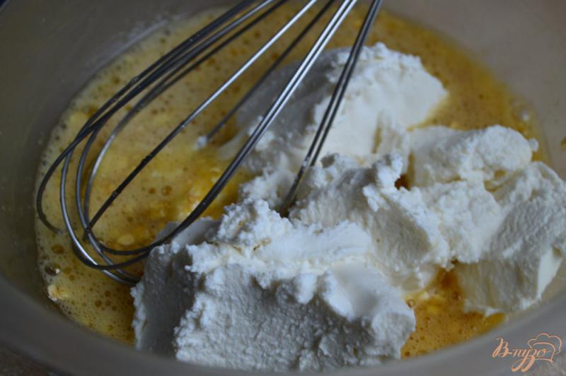 Фото приготовление рецепта: Сырники-оладьи  с кусочками персика шаг №2
