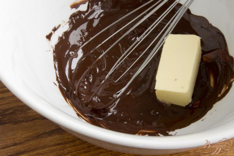Фото приготовление рецепта: Кекс шоколадный со сливами шаг №2
