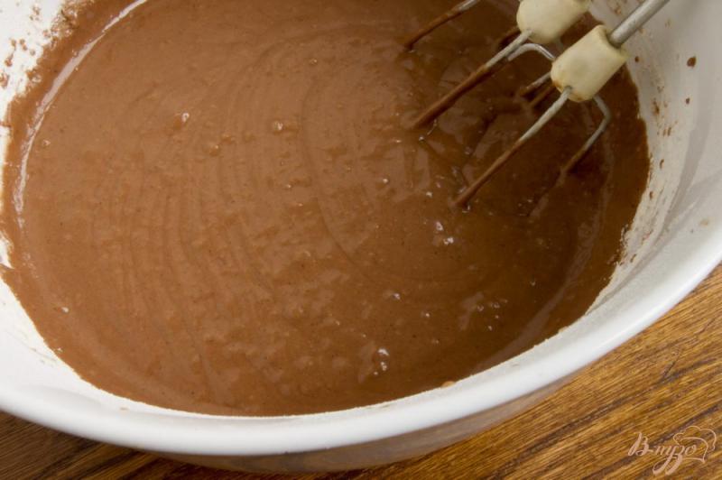 Фото приготовление рецепта: Кекс шоколадный со сливами шаг №5