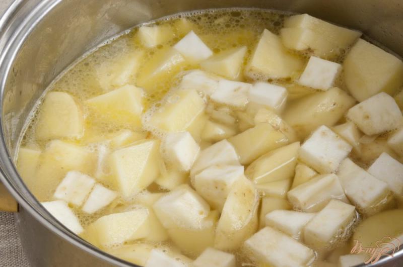Фото приготовление рецепта: Крем-суп из сельдерея шаг №5
