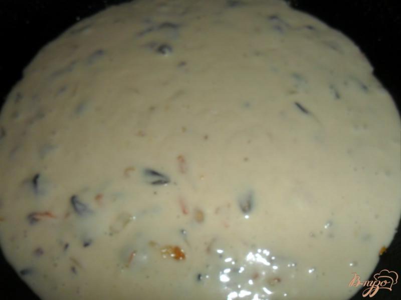 Фото приготовление рецепта: Закусночный кекс с грибами шаг №7