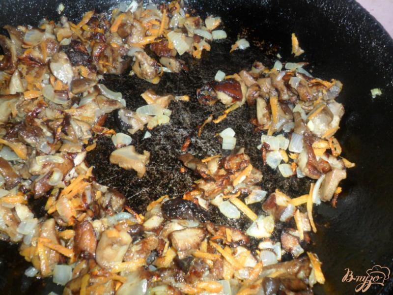 Фото приготовление рецепта: Закусночный кекс с грибами шаг №2