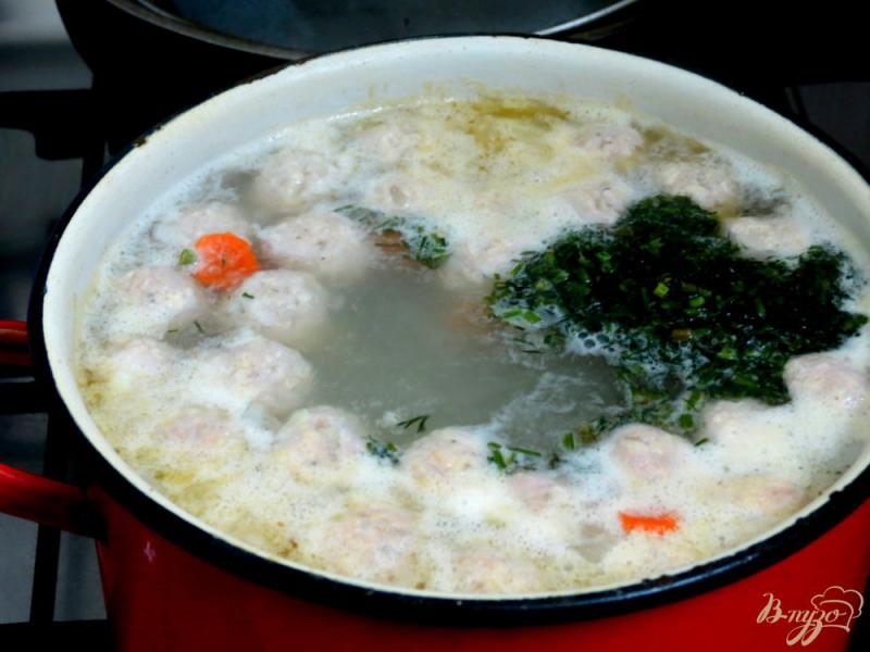 Фото приготовление рецепта: Суп с фрикадельками курино - сырными шаг №7