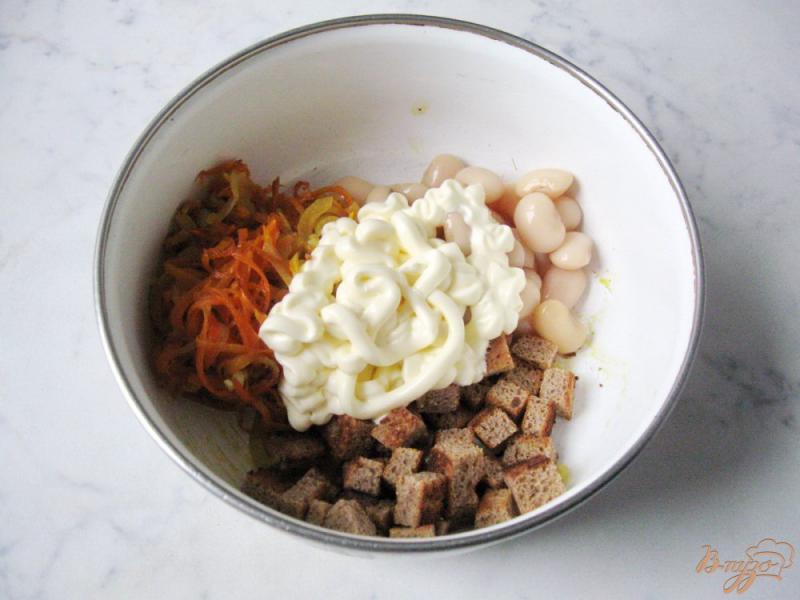 Фото приготовление рецепта: Салат с фасолью и сухариками шаг №7