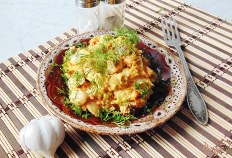 Фото приготовление рецепта: Салат с фасолью и сухариками шаг №10
